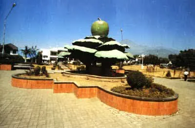 Alun-alun Batu era 1970-an yang mulai dibangun monumen Apel. Foto: Wisata Kota Batu