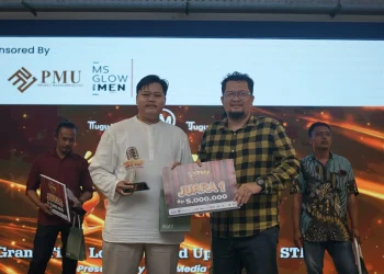 Penyerahan penghargaan kepada Juara Stand Up Comedy Malang Jeh 2026 (dok. TugumalangID)