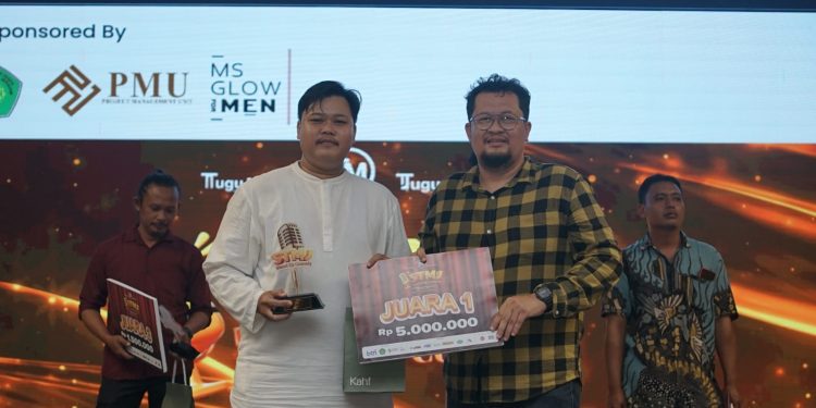Penyerahan penghargaan kepada Juara Stand Up Comedy Malang Jeh 2026 (dok. TugumalangID)