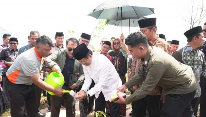 Menteri Agama RI, Nasaruddin Umar (baju putih) melakukan aksi penanaman pohon secara simbolik di kawasan Kampus 3 UIN Malang. /Foto: Dok.UIN Malang.