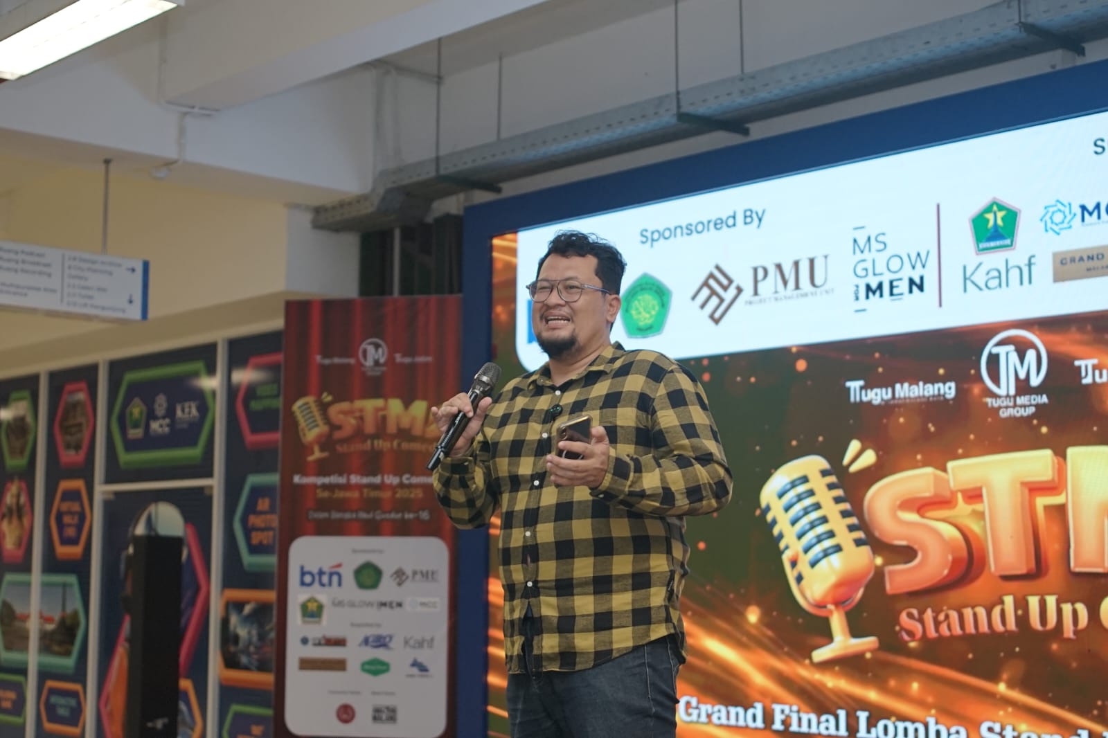 CEO Tugu Media Group, Irham Thoriq dalam sambutannya membuka Grand Final Stand Up Comedy Malang Jeh (STMJ) 2026 di MCC (dok. TugumalangID)