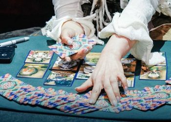 Potret salah satu pembaca tarot dalam acara Battle of Fates (Foto: Disney+)