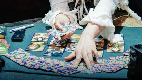 Potret salah satu pembaca tarot dalam acara Battle of Fates (Foto: Disney+)