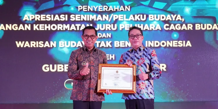 Wali Kota Batu Nurochman bersama Kepala Disparta Kota Batu menerima Sertifikat sah Tari Sanduk sebagai WBTb Indonesia. Foto: Prokopim KWB