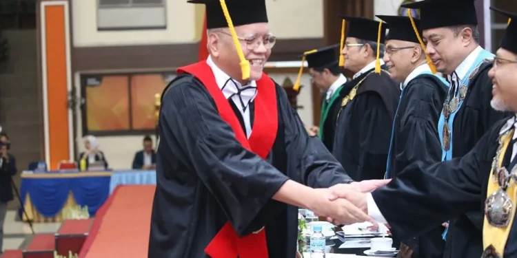 Prof. Dr. Prija Jatmika, salah satu profesor dan saksi ahli langganan KPK yang dikukuhkan UB Malang di awal tahun 2026. Foto: Dok.