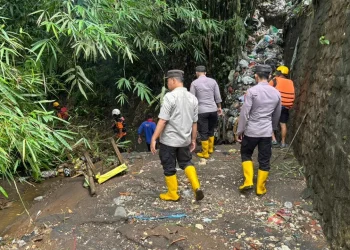 Petugas melakukan penyisiran untuk mencari remaja hanyut di Sumbermanjing Wetan. Foto: Polres Malang