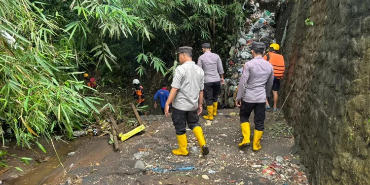 Petugas melakukan penyisiran untuk mencari remaja hanyut di Sumbermanjing Wetan. Foto: Polres Malang