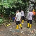 Petugas melakukan penyisiran untuk mencari remaja hanyut di Sumbermanjing Wetan. Foto: Polres Malang