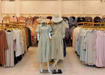 Koleksi baju second Queensy Vintage di salah satu thrift store cewek. (Foto: Instagram @queensy.vintage)