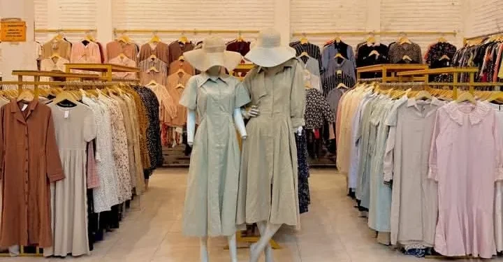 Koleksi baju second Queensy Vintage di salah satu thrift store cewek. (Foto: Instagram @queensy.vintage)