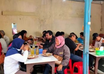 Rekomendasi spot sarapan pagi dekat Stasiun Malang Kotabaru yang wajib dicoba. /Foto: Google Review Depot Bang Leo/Bro Yonathan Channel.