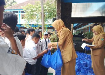 Siswa SMP Negeri 6 Malang menerima penyaluran MBG khusus Ramadan berisi paket makanan kering. (Foto/M Sholeh)