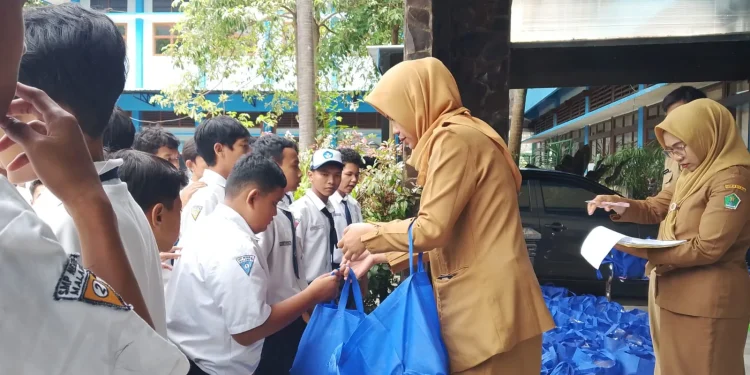 Siswa SMP Negeri 6 Malang menerima penyaluran MBG khusus Ramadan berisi paket makanan kering. (Foto/M Sholeh)
