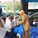 Siswa SMP Negeri 6 Malang menerima penyaluran MBG khusus Ramadan berisi paket makanan kering. (Foto/M Sholeh)
