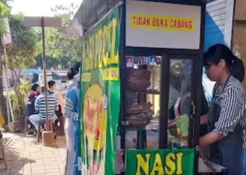 Rekomendasi spot sarapan pagi terbaik di sekitar Alun-Alun Kota Batu yang wajib dicoba. /Foto: Google Review Pecel Pojok Alun-Alun Batu/Nissa Isma.