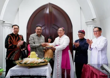 Wali Kota Malang, Wahyu Hidayat bersama Uskup Keuskupan Malang, Mgr. Prof. Hendricus Pidyarto Gunawan, O.Carm. Foto/dok. ITN Malang
