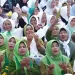Potret Ibu Kasmini bersama rombongannya (Foto: youtube @nutv)