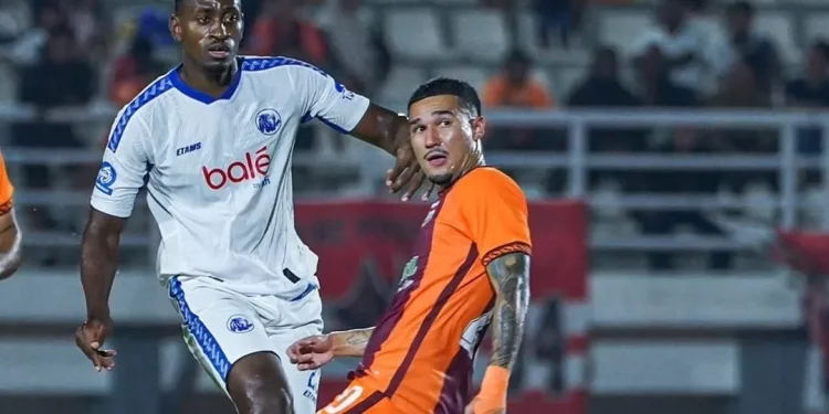 Laga Borneo FC vs Arema FC berakhir dengan kemenangan tuan rumah 3-1, tekanan dan efektivitas menjadi pembeda di laga tersebut. /Foto: Instagram @aremafcofficial.