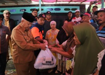 Bupati Malang, Sanusi menyerahkan bantuan kepada warga terdampak angin puting beliung di Bantur. Foto: Pemkab Malang