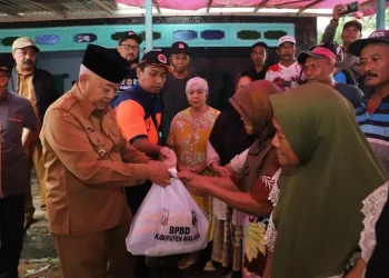 Bupati Malang, Sanusi menyerahkan bantuan kepada warga terdampak angin puting beliung di Bantur. Foto: Pemkab Malang
