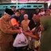 Bupati Malang, Sanusi menyerahkan bantuan kepada warga terdampak angin puting beliung di Bantur. Foto: Pemkab Malang