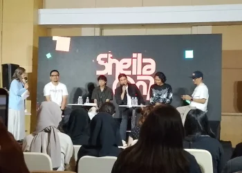 Bassist Sheila on 7, Adam Subarkah dalam konferensi pers jelang gelaran konser di Malang. (Foto/M Sholeh)