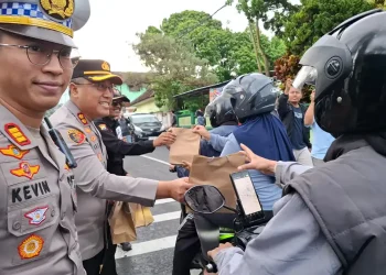 Kapolres Batu bagi takjil