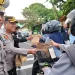 Kapolres Batu bagi takjil