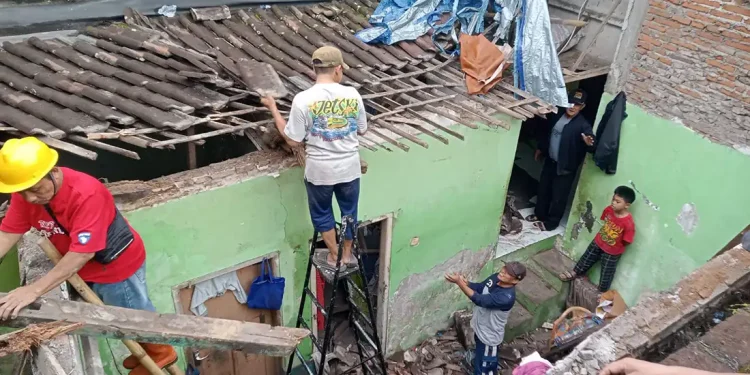 Rumah ambruk di Pakis Malang