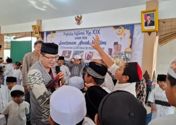 Bos Komisaris PT ACA Iwan Kurniawan saat berbagi kebahagiaan dengan para anak yatim piatu di Malang Barat. Foto: Azmy