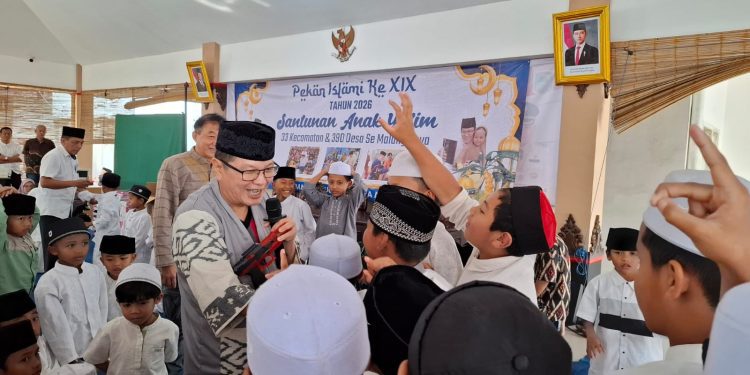 Bos Komisaris PT ACA Iwan Kurniawan saat berbagi kebahagiaan dengan para anak yatim piatu di Malang Barat. Foto: Azmy