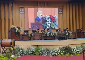 Wabup Malang, Lathifah Shohib memaparkan capaian Pemkab Malang dalam Rapat Paripurna bersama DPRD Kabupaten Malang. Foto: Aisyah Nawangsari Putri