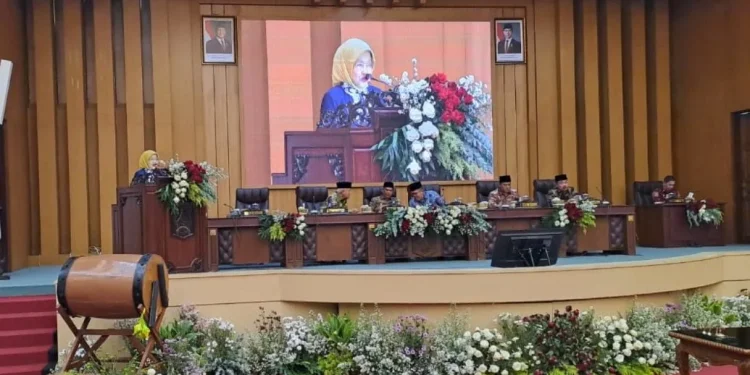 Wabup Malang, Lathifah Shohib memaparkan capaian Pemkab Malang dalam Rapat Paripurna bersama DPRD Kabupaten Malang. Foto: Aisyah Nawangsari Putri