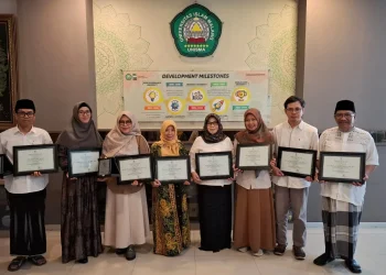 Rektor Unisma Prof. Junaidi Mistar bersama jajaran usai mengumukan 8 dosen Unisma berprestasi di Anugerah LPTNU 2026. Foto: Azmy