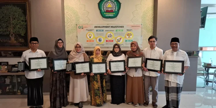 Rektor Unisma Prof. Junaidi Mistar bersama jajaran usai mengumukan 8 dosen Unisma berprestasi di Anugerah LPTNU 2026. Foto: Azmy