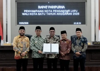 Wali Kota Batu Nurochman saat memaparkan LKPJ 2025. Foto : Dok.