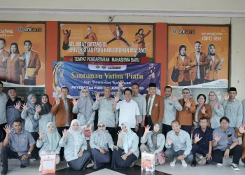 Keluarga besar Unikama menyalurkan santunan bagi anak yatim di wilayah Malang Raya sebagai bukti nyata dari semangat berbagi di bulan Suci. /Foto: Dok. Unikama.