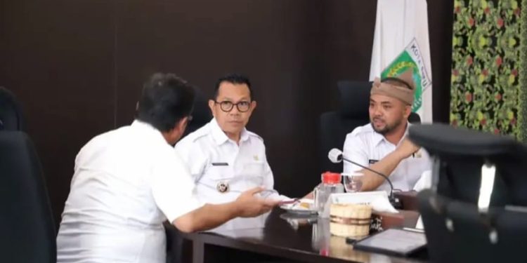 Duet kompak Mbatu Sae, Nurochman - Heli Suyanto mengantar UMKM Kota Batu go global. Foto: Dok.