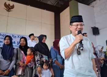 Iwan Kurniawan bersama para pengantar anak yatim. Foto: Aisyah Nawangsari Putri