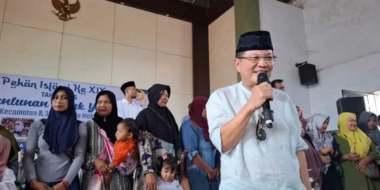 Iwan Kurniawan bersama para pengantar anak yatim. Foto: Aisyah Nawangsari Putri