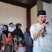 Iwan Kurniawan bersama para pengantar anak yatim. Foto: Aisyah Nawangsari Putri