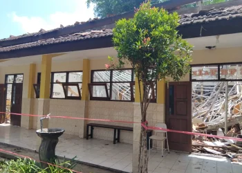 SMKN,Kabupaten Malang - Diguyur Hujan Dua Hari Berturut-turut, Atap Gedung SMKN 1 Ampelgading Ambruk
