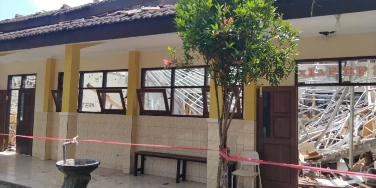 SMKN,Kabupaten Malang - Diguyur Hujan Dua Hari Berturut-turut, Atap Gedung SMKN 1 Ampelgading Ambruk