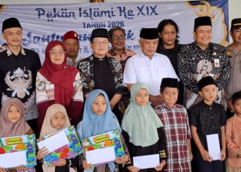 Foto bersama Bupati Malang, Sanusi (kemeja putih, Komisaris Utama PT ACA, Iwan Kurniawan (berpeci dan berkacamata) bersama anak-anak yatim. Foto: Aisyah Nawangsari Putri