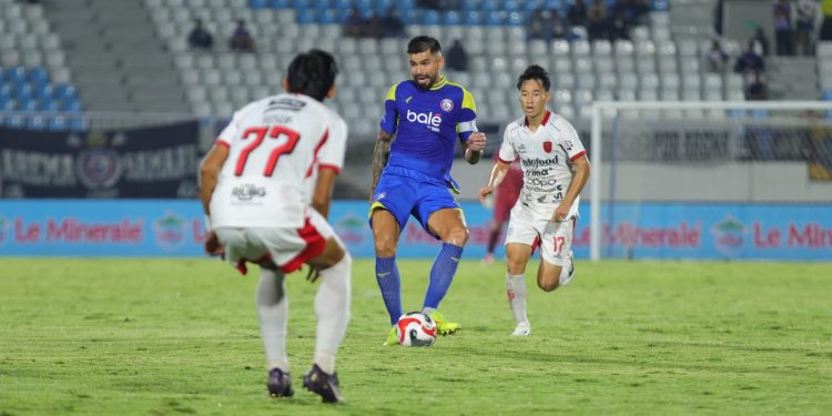 Arema FC takluk 3-4 dari Bali United dalam laga pekan ke-24 BRI Super League 2025/2026 di Stadion Kanjuruhan, Malang pada Jumat (6/3/2026). /Foto: Tugujatim.id/Dani Kristian Wardhana.
