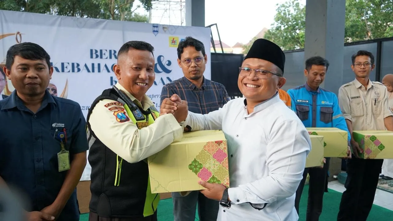 PLN UP3 Malang berbagi kebahagiaan dalam rangka Nuzulul Quran. Foto/dok. PLN