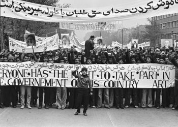 Demonstrasi massa dalam Revolusi Iran 1978–1979 yang menuntut perubahan pemerintahan. (Foto: Pinterest @Eliza Annette)