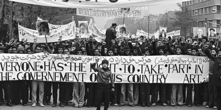 Demonstrasi massa dalam Revolusi Iran 1978–1979 yang menuntut perubahan pemerintahan. (Foto: Pinterest @Eliza Annette)
