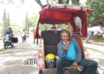 Bambang, tukang becak di Kota Malang menanti peluang di tengah sepi penumpang. (Foto/M Sholeh)