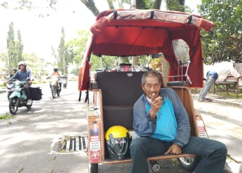 Bambang, tukang becak di Kota Malang menanti peluang di tengah sepi penumpang. (Foto/M Sholeh)